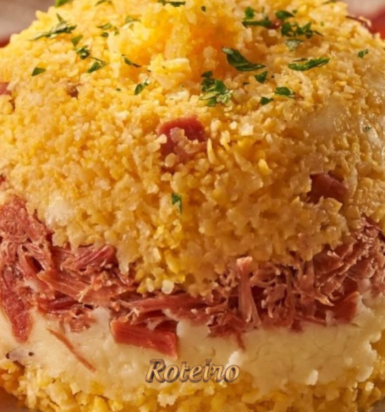 Cuscuz caipira com carne seca servido com pimenta biquinho, receita tradicional do Vale do Paraíba, SJC