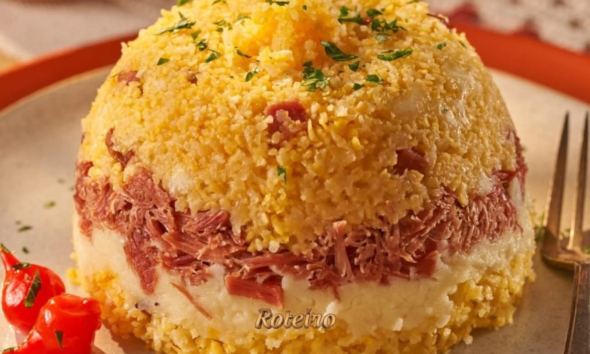 Cuscuz caipira com carne seca servido com pimenta biquinho, receita tradicional do Vale do Paraíba, SJC