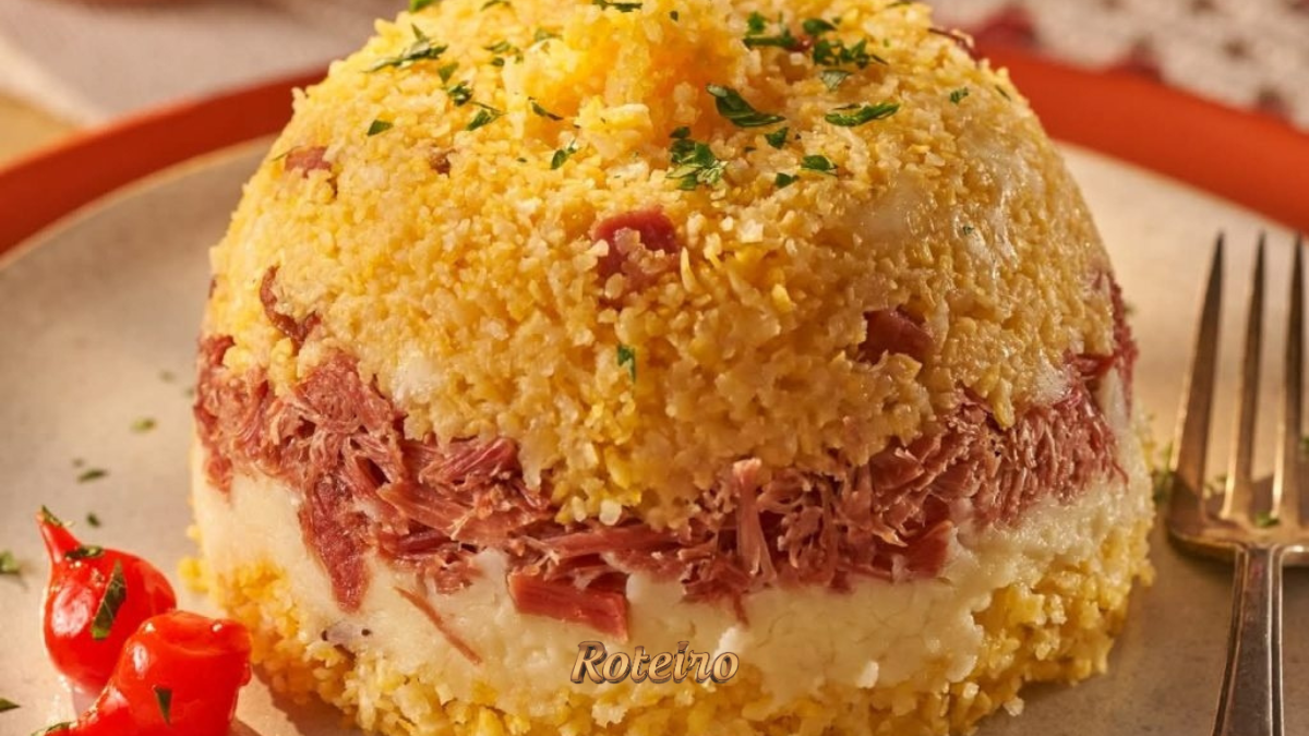 Cuscuz caipira com carne seca servido com pimenta biquinho, receita tradicional do Vale do Paraíba, SJC