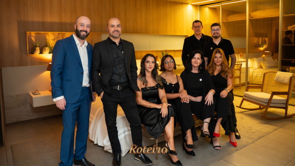 Equipe da Dalmóbile São José dos Campos reunida no ambiente de dormitório montado para o evento de lançamento da coleção 2026