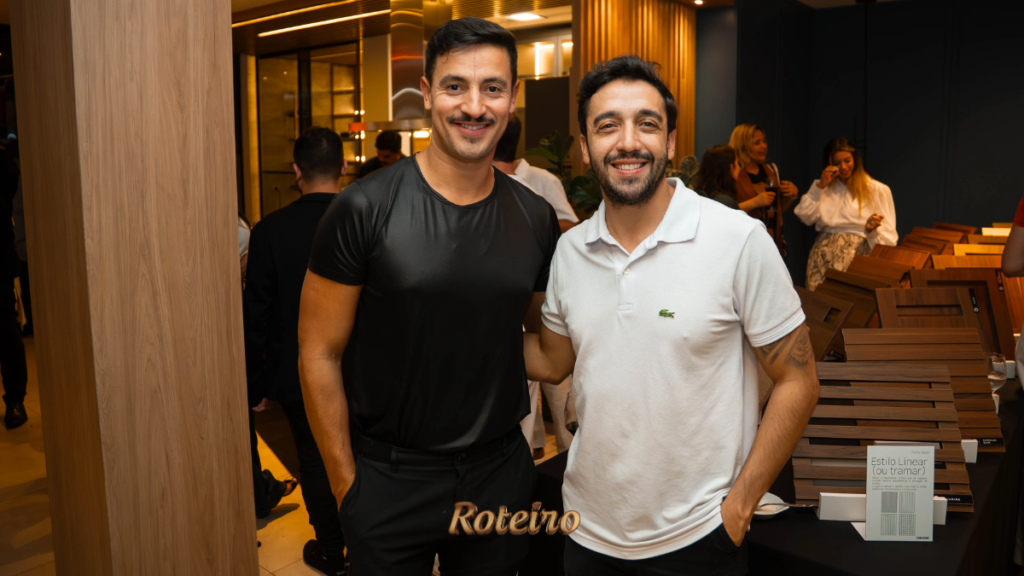 Dois convidados posam no showroom da Dalmóbile durante o evento de lançamento da coleção 2026 em São José dos Campos
