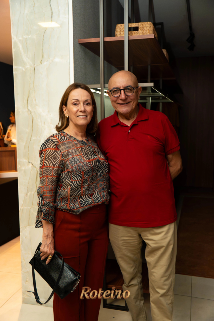 Casal de convidados posa em frente a painel de mármore no showroom da Dalmóbile durante o lançamento 2026 em SJC