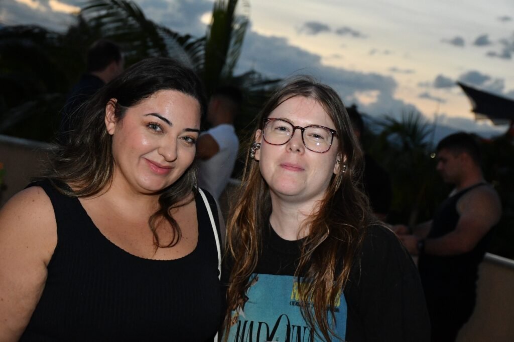 Débora Fernandes e Fernanda Segolin posam durante o evento de inauguração da Spin'n Soul SJC no Jardim Aquarius. Foto: Divulgação
