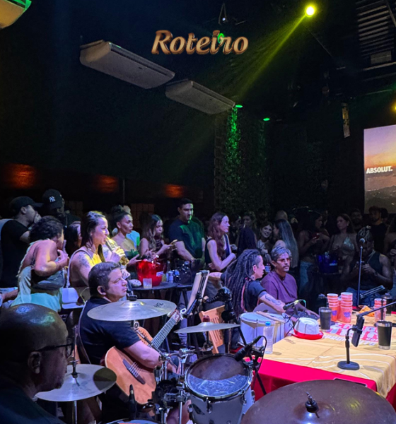 Show do projeto Encontrin com palco 360° e público no Pé na Areia Sports em SJC — foto divulgação