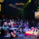 Show do projeto Encontrin com palco 360° e público no Pé na Areia Sports em SJC — foto divulgação