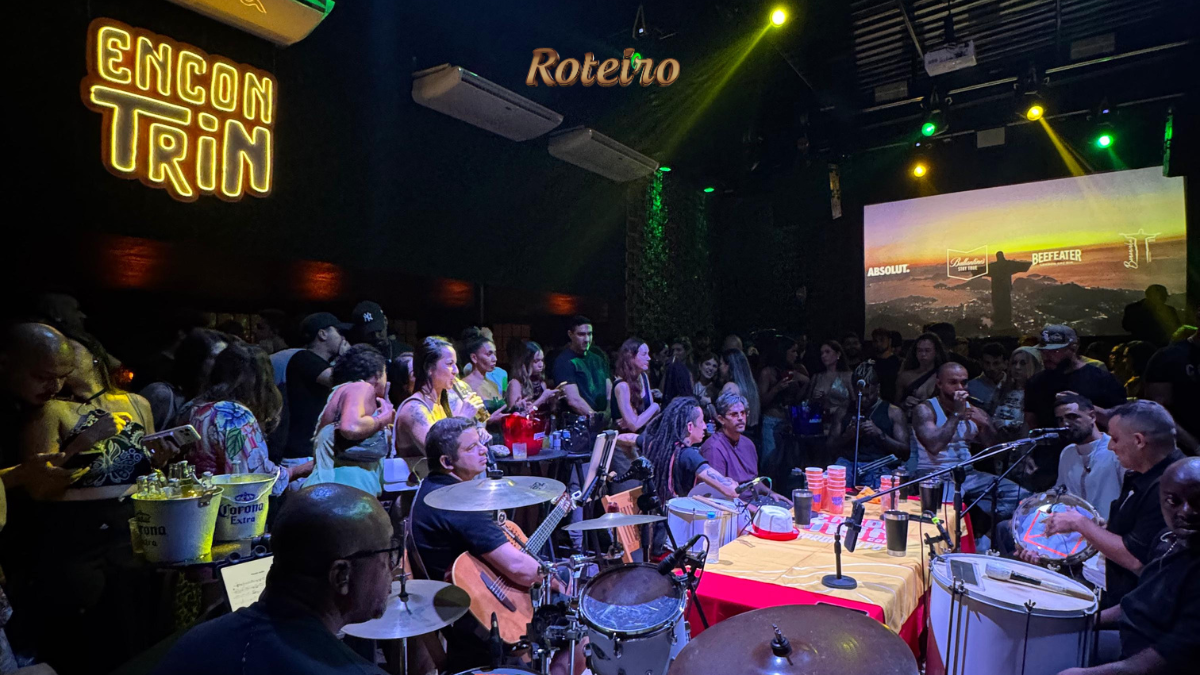 Show do projeto Encontrin com palco 360° e público no Pé na Areia Sports em SJC — foto divulgação