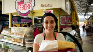Rebeca Soares jovem na banca da doceria no Mercado Municipal de São José dos Campos SJC
