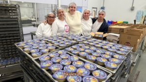 Rebeca Soares com colaboradores na fábrica atual da Doces da Rebeka SJC