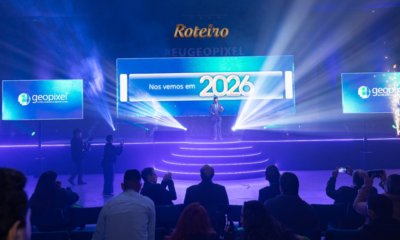 Palco do Encontro Eu Geopixel 2026 em São José dos Campos SJC com telão e plateia de gestores públicos