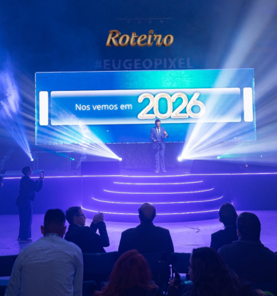 Palco do Encontro Eu Geopixel 2026 em São José dos Campos SJC com telão e plateia de gestores públicos