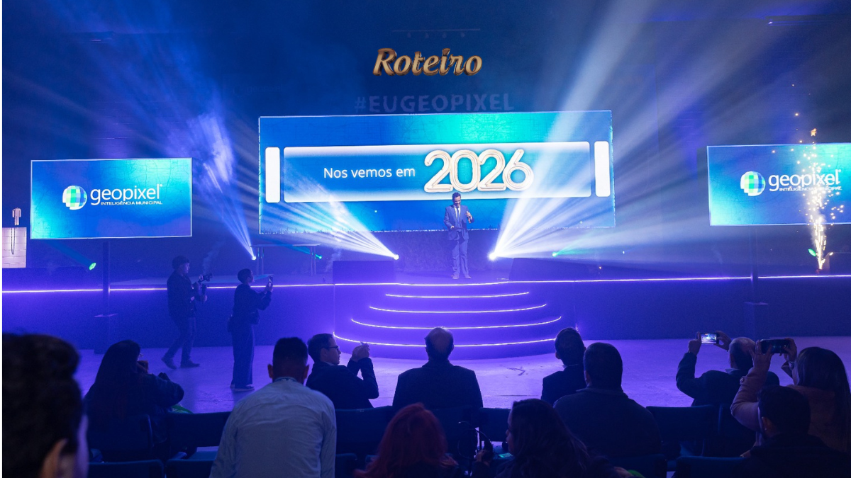 Palco do Encontro Eu Geopixel 2026 em São José dos Campos SJC com telão e plateia de gestores públicos