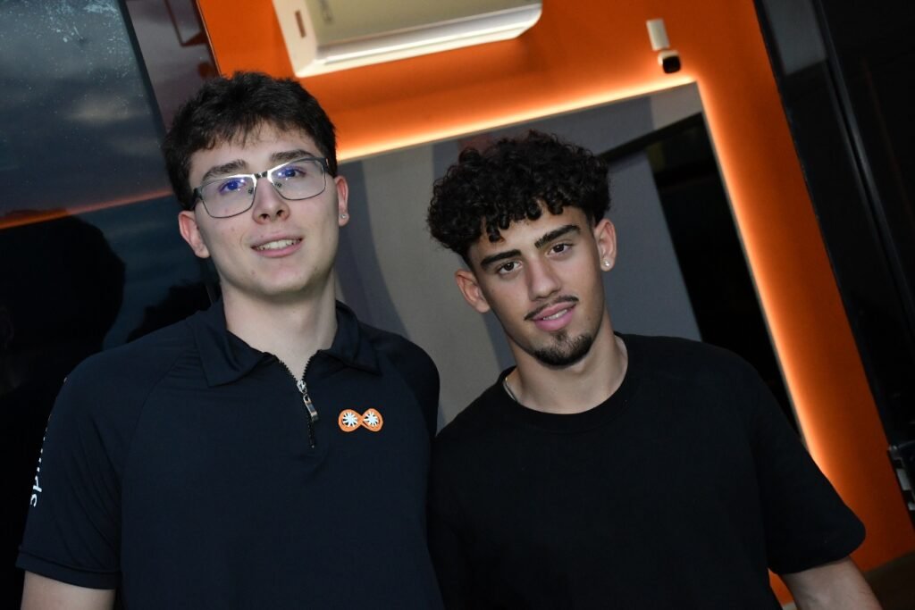 Enrico Maranho e Kauã Cardoso posam na entrada da Spin'n Soul SJC durante evento de inauguração. Foto: Divulgação