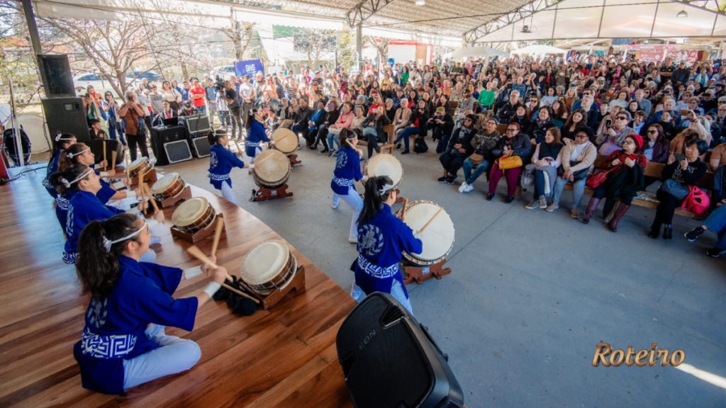 Apresentação de taikô tambores japoneses com público lotado na Festa da Cerejeira em Flor de Campos do Jordão — foto Cleverson Nunes