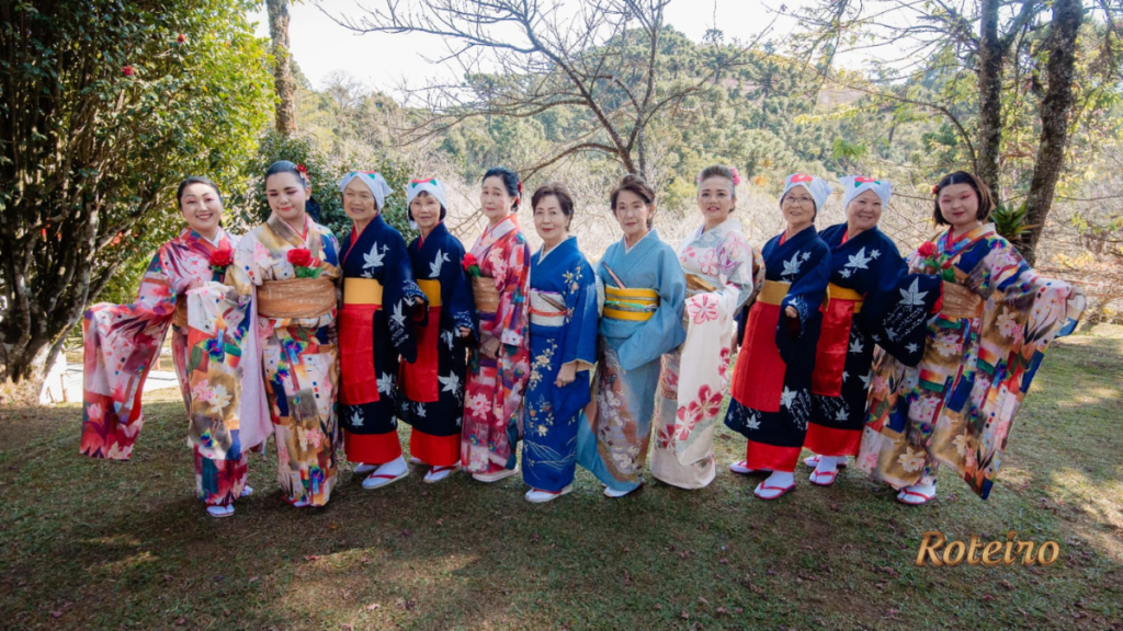 Grupo de mulheres vestidas com quimonos tradicionais japoneses no Parque da Cerejeira em Campos do Jordão — foto Cleverson Nunes