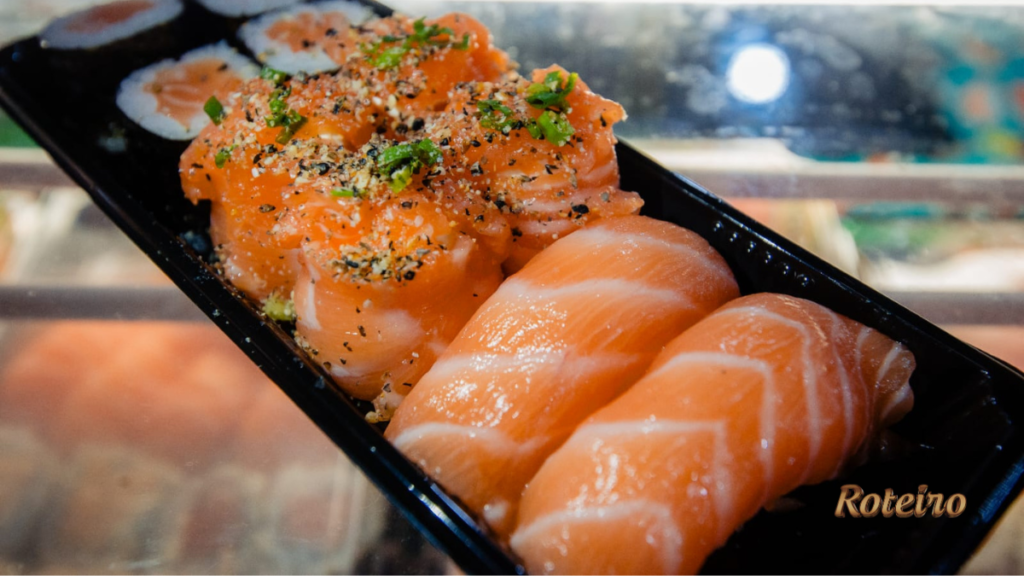Combinado de sushi e sashimi de salmão servido na Festa da Cerejeira em Flor de Campos do Jordão — foto Cleverson Nunes
