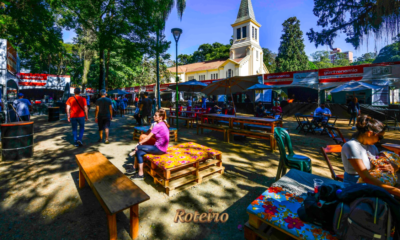 Público circulando entre as barracas do Festival Mais Gastronomia no Parque Vicentina Aranha com a Capela ao fundo em São José dos Campos — foto Roteiro SJC