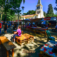 Público circulando entre as barracas do Festival Mais Gastronomia no Parque Vicentina Aranha com a Capela ao fundo em São José dos Campos — foto Roteiro SJC