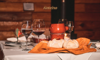 Mesa posta com fondue queijo vinho no restaurante do Hotel Savoy Excellence Campos do Jordão SJC
