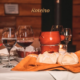 Mesa posta com fondue queijo vinho no restaurante do Hotel Savoy Excellence Campos do Jordão SJC