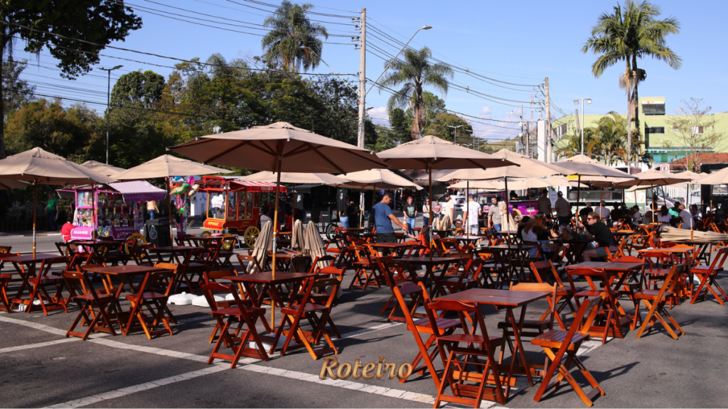 Mesas e cadeiras da Feira Noturna Gastronômica no Parque Deoclésia durante o Guararema Jazz & Blues Festival em Guararema SP — foto Warley Kenji Roteiro SJC