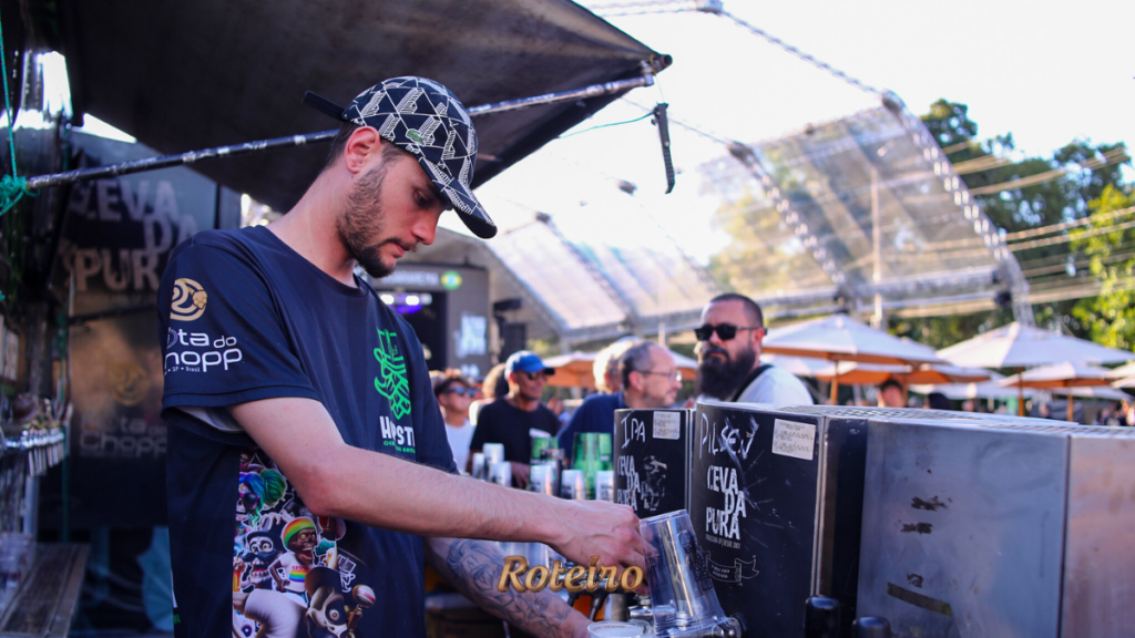 Barman servindo chopp artesanal em frente ao palco do Guararema Jazz & Blues Festival em Guararema SP — foto Warley Kenji Roteiro SJC