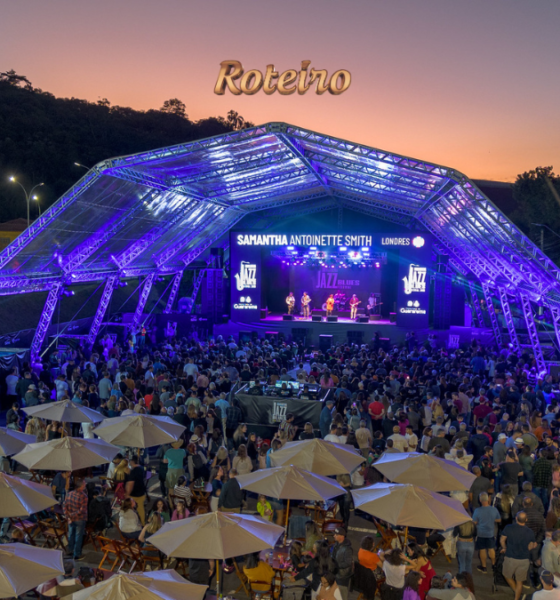 Palco ao ar livre do Guararema Jazz & Blues Festival com público à beira do Rio Paraíba — foto divulgação Prefeitura de Guararema