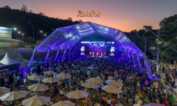 Palco ao ar livre do Guararema Jazz & Blues Festival com público à beira do Rio Paraíba — foto divulgação Prefeitura de Guararema