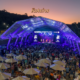 Palco ao ar livre do Guararema Jazz & Blues Festival com público à beira do Rio Paraíba — foto divulgação Prefeitura de Guararema