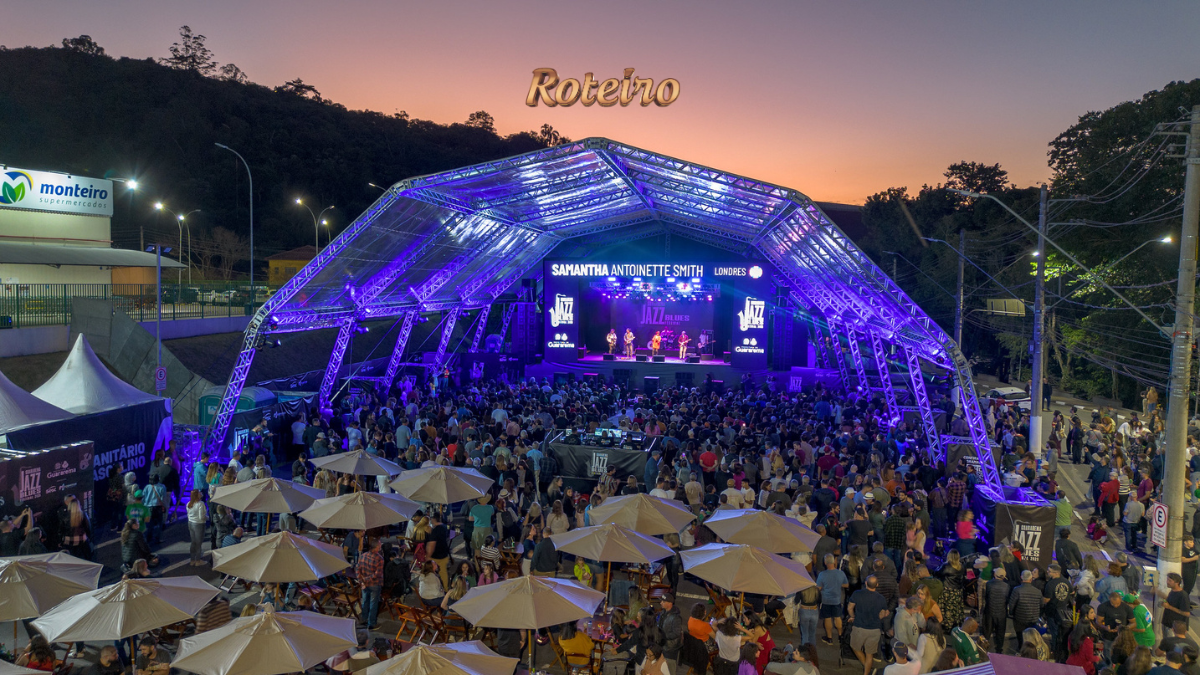 Palco ao ar livre do Guararema Jazz & Blues Festival com público à beira do Rio Paraíba — foto divulgação Prefeitura de Guararema