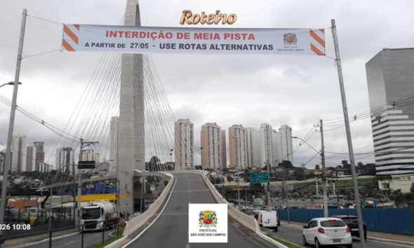 Vista aérea da Ponte Estaiada em SJC com faixa sinalizada para interdição — foto PMSJC