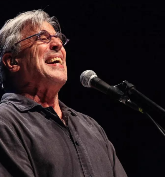 Ivan Lins cantando e tocando no piano, fundo preto