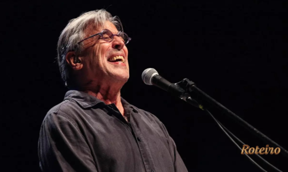 Ivan Lins cantando e tocando no piano, fundo preto