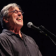 Ivan Lins cantando e tocando no piano, fundo preto
