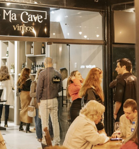 Fachada da Ma Cave Vinhos no Pátio Villa Branca em Jacareí com movimento de convidados na inauguração — foto divulgação