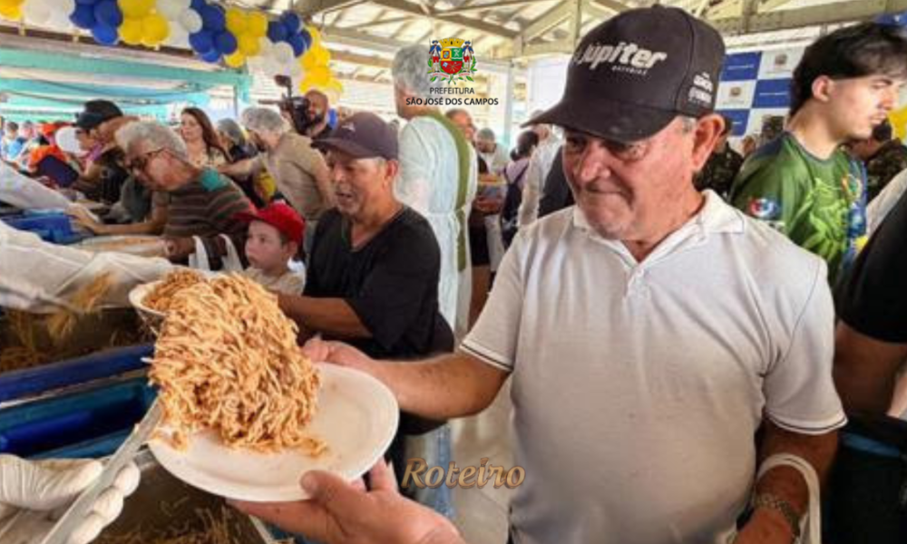 Moradores de São José dos Campos fazem fila para receber macarronada gratuita durante a 46ª Festa do Trabalhador, realizada no bairro Novo Horizonte em 1º de maio de 2026.