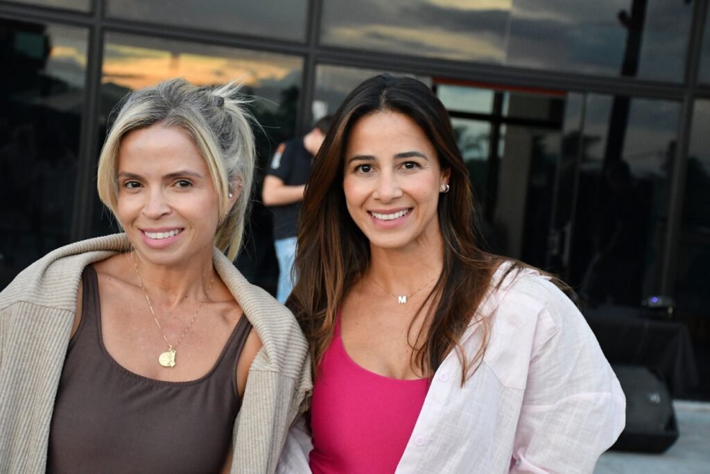 Mariana Bitar e Nati Romano posam sorrindo durante a inauguração da Spin'n Soul SJC. Foto: Divulgação