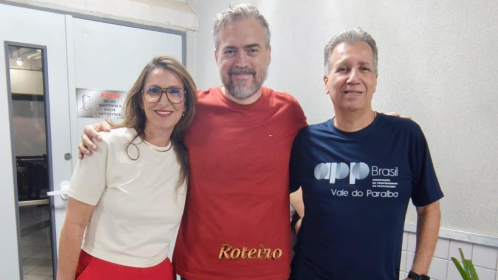Três pessoas posam juntas para foto nos bastidores do Marketing Day 2026: Michele Lourenço, Marcelo Pulice e Josué Brazil, organizador do evento, que veste camiseta da APP Brasil Vale do Paraíba.
