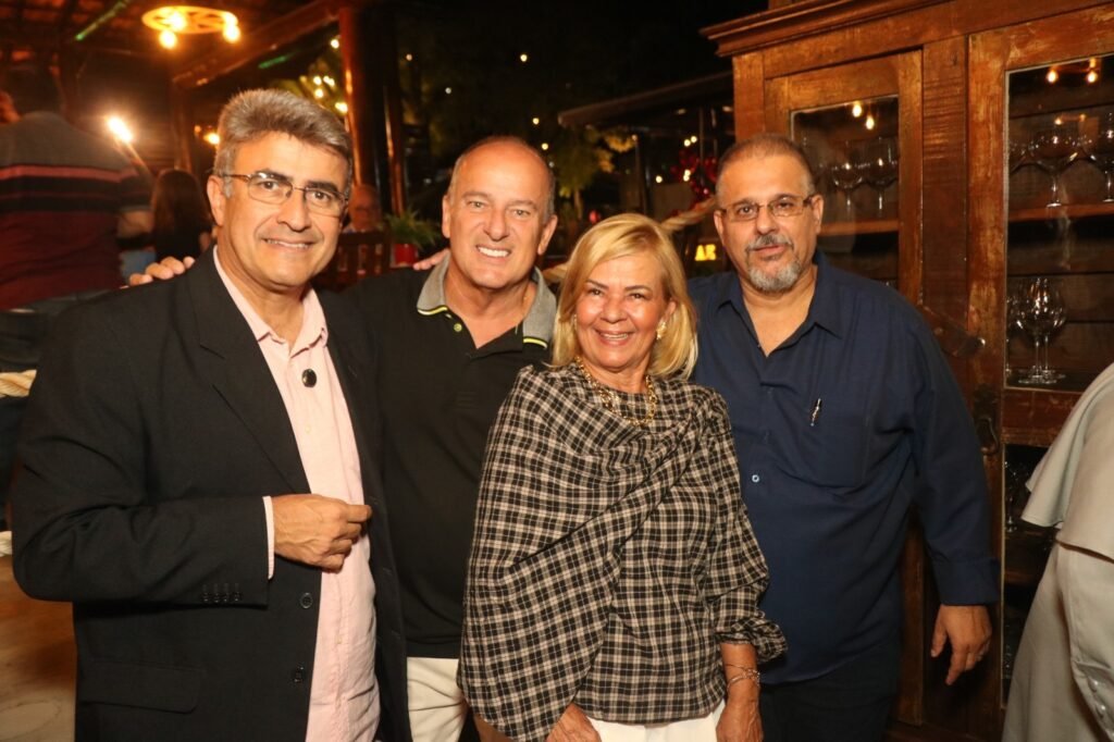Grupo de quatro convidados sorridentes posa no ambiente rústico da Fazenda da Vovó durante jantar beneficente em São José dos Campos. Foto: @nandojrfotografo