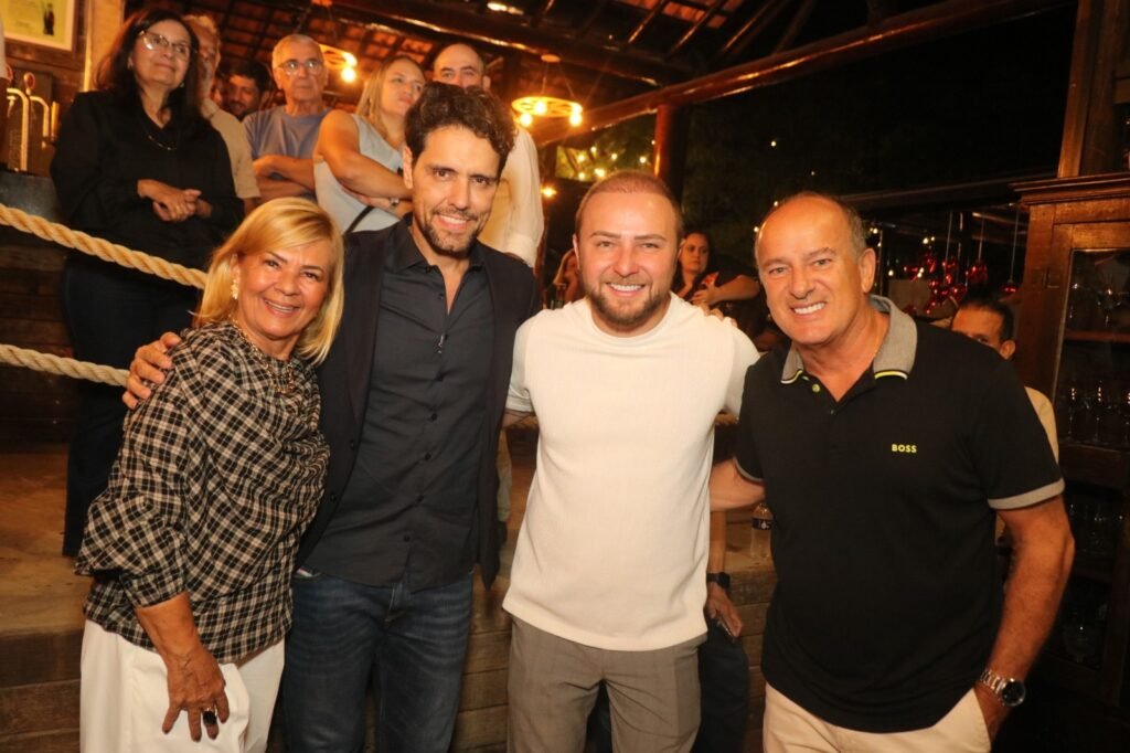 Grupo de quatro pessoas, incluindo o cantor Thiago Arancam, posa sorrindo na Fazenda da Vovó durante a Noite Solidária beneficente em São José dos Campos. Foto: @nandojrfotografo