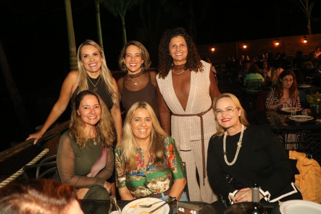 Grupo de seis mulheres elegantemente vestidas posa em área externa da Fazenda da Vovó durante jantar beneficente em SJC. Foto: @nandojrfotografo