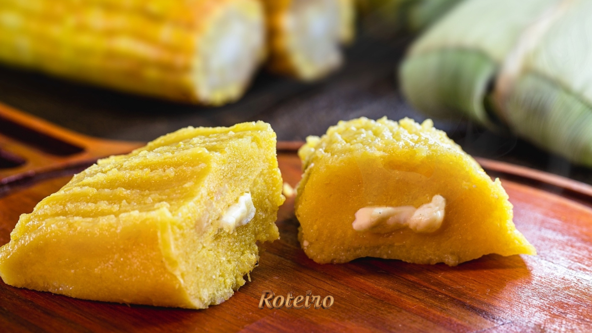 Pamonha salgada com queijo coalho servida na palha de milho para a festa junina em SJC — foto ilustrativa