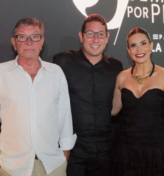 Três convidados posam para foto durante evento comemorativo dos cinco anos do Pátio Villa Branca em Jacareí, com painel "Sempre por Perto" do empreendimento ao fundo