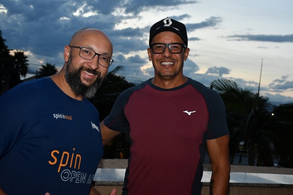 Ramon Costa e Felipe Lobo posam sorrindo no terraço da Spin'n Soul SJC durante o coquetel de inauguração em São José dos Campos. Foto: Divulgação