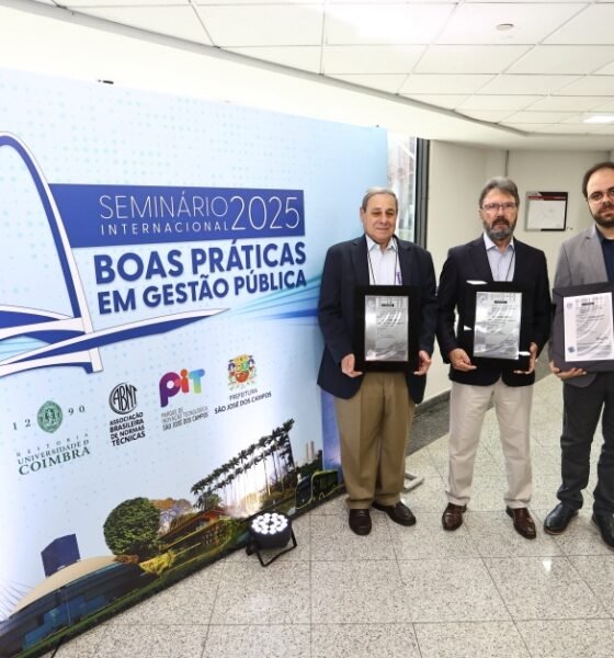 Diretores da ABNT exibem certificações entregues a São José dos Campos em novembro de 2025 — foto Claudio Vieira/PMSJC