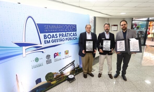Diretores da ABNT exibem certificações entregues a São José dos Campos em novembro de 2025 — foto Claudio Vieira/PMSJC