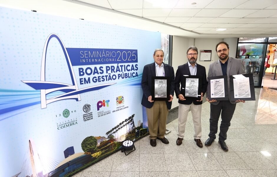 Diretores da ABNT exibem certificações entregues a São José dos Campos em novembro de 2025 — foto Claudio Vieira/PMSJC
