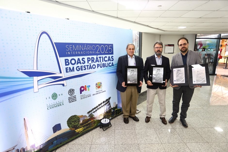 Diretores da ABNT exibem certificações entregues a São José dos Campos em novembro de 2025 — foto Claudio Vieira/PMSJC