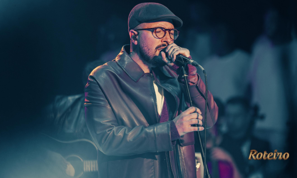 Isaías Saad canta no palco com microfone e jaqueta de couro durante show gospel em Piquete no Vale do Paraíba