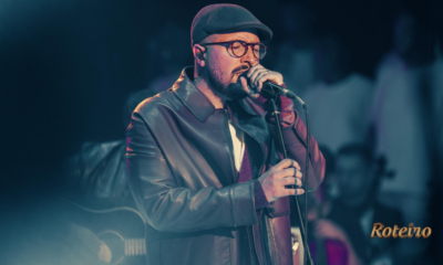Isaías Saad canta no palco com microfone e jaqueta de couro durante show gospel em Piquete no Vale do Paraíba