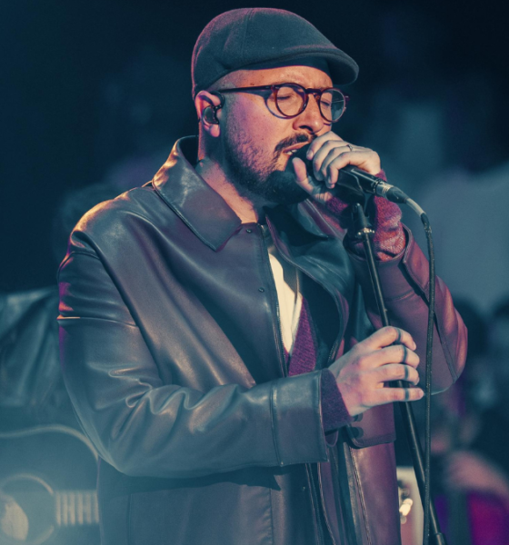 Isaías Saad canta no palco com microfone e jaqueta de couro durante show gospel em Piquete no Vale do Paraíba